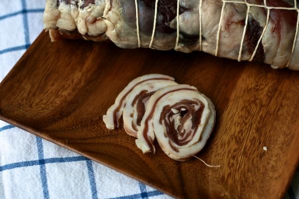 Slices-of-lamb-pancetta